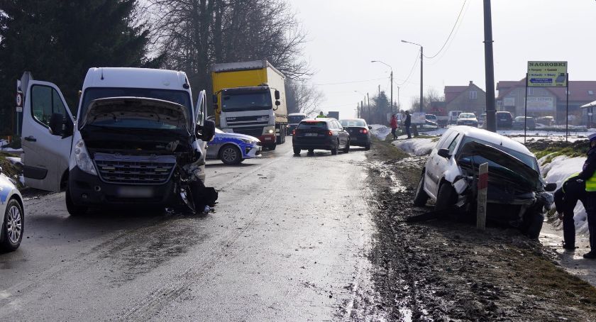 Zderzenie busa z osobówką w Czyżewie. Do szpitala trafiły dwie osoby [FOTO]