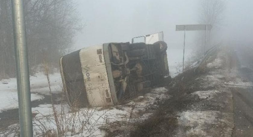 Autobus z pasażerami wylądował w rowie [foto]