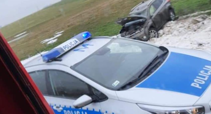 Dachowanie toyoty na trasie Brzóski Brzezińskie - Dąbrówka Kościelna [foto]