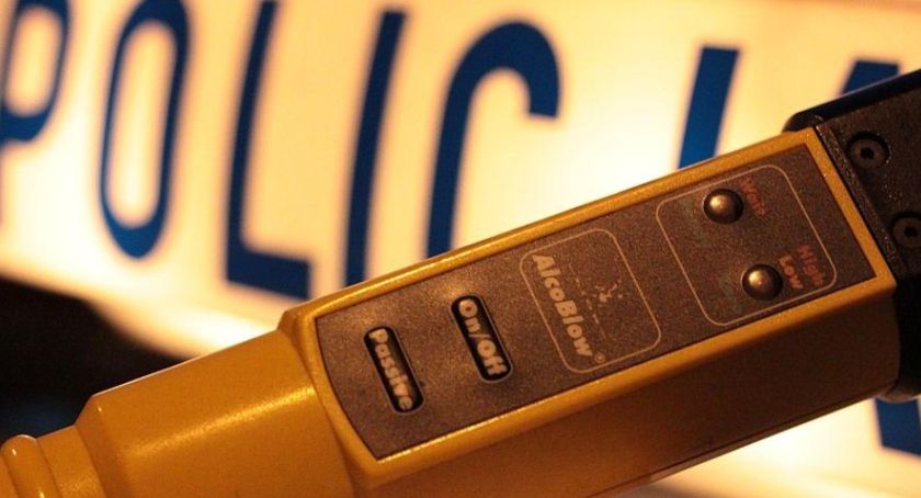 Policjanci zatrzymali kierowcę po użyciu alkoholu. Nie miał uprawnień