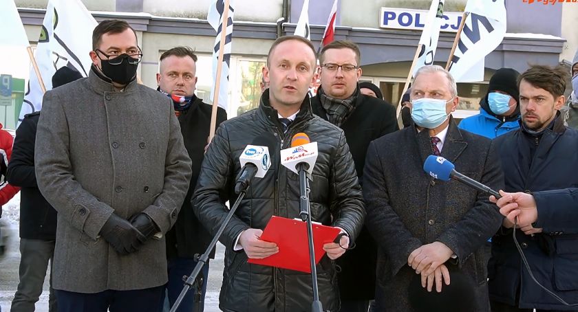 Uczestnicy konferencji prasowej otrzymują wezwania na policję. Interweniuje poseł