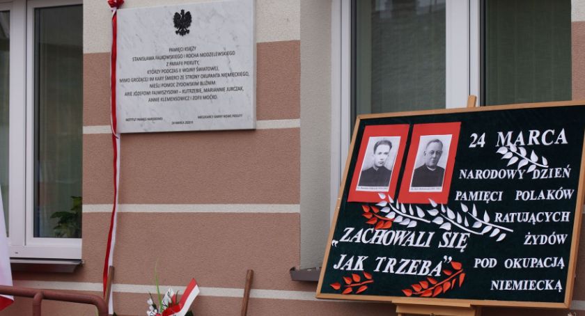 Nowe Piekuty: Odsłonięcie pamiątkowej tablicy poświęconej ks. Falkowskiemu i ks. Modzelewskiemu [foto]