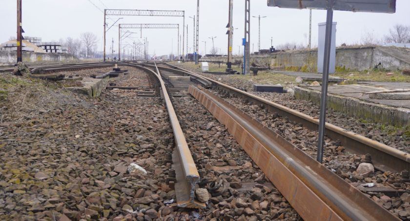 Rail Baltica: Nowe szyny i słupy trakcyjne w Czyżewie i Szepietowie [foto]