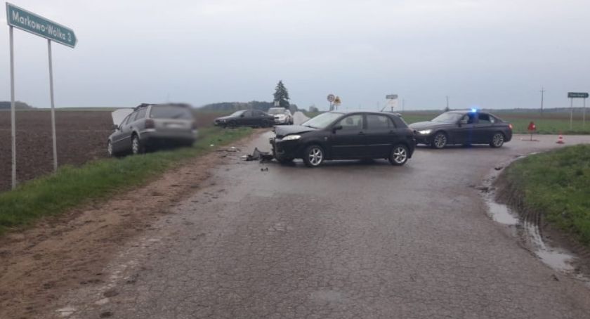 Zderzenie toyoty i volkswagena. Jedna osoba trafiła do szpitala [FOTO]