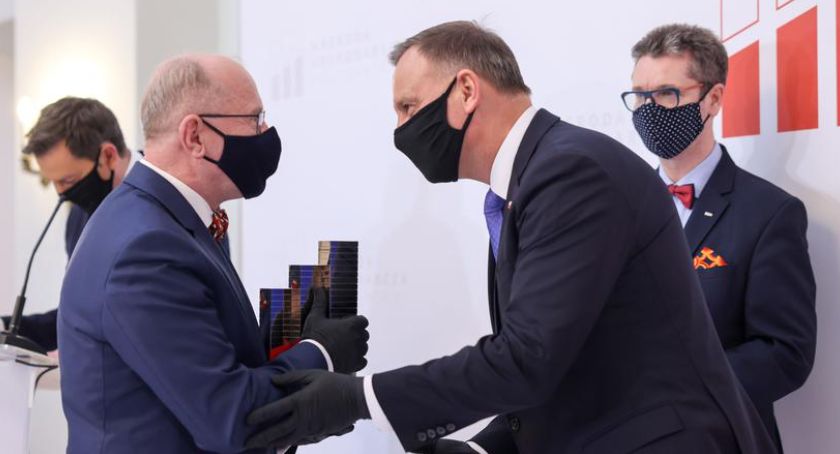 Pochodzi z Rosochatego Kościelnego. Został ponownie nagrodzony Nagrodą Gospodarczą Prezydenta RP
