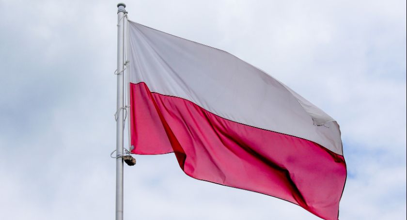 W siedmiu gminach staną maszty z biało-czerwoną flagą