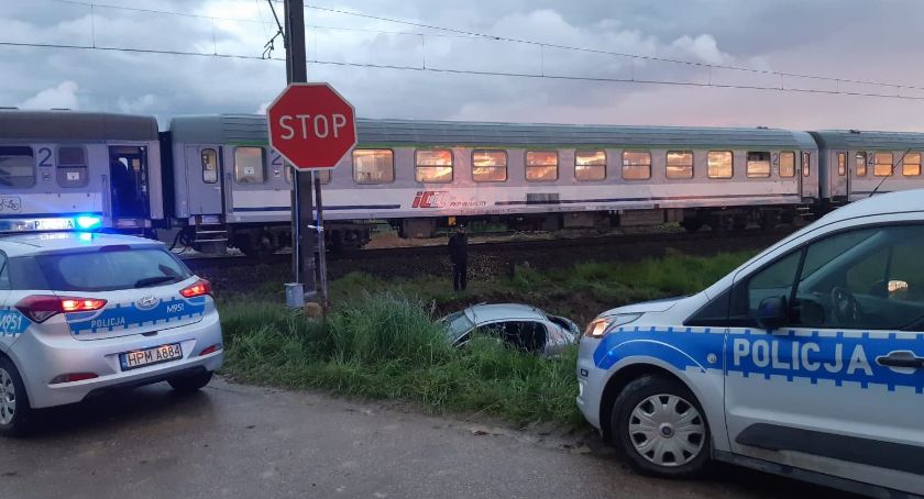 Zderzenie pociągu pasażerskiego z autem w gm. Szepietowo. Dwie osoby w szpitalu [foto]