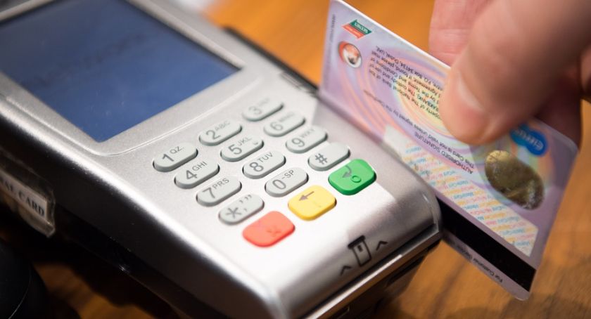 Już tylko co czwarty senior nie ma konta bankowego