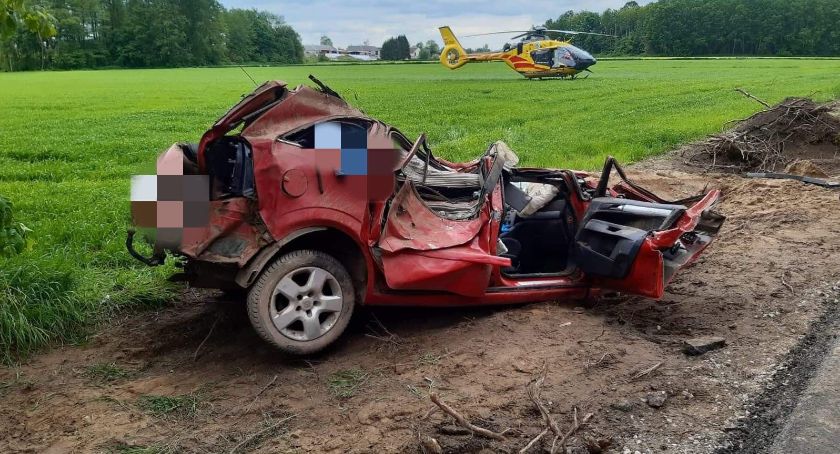 Gmina Klukowo: niebezpieczne dachowanie. Kierowca w szpitalu [foto]