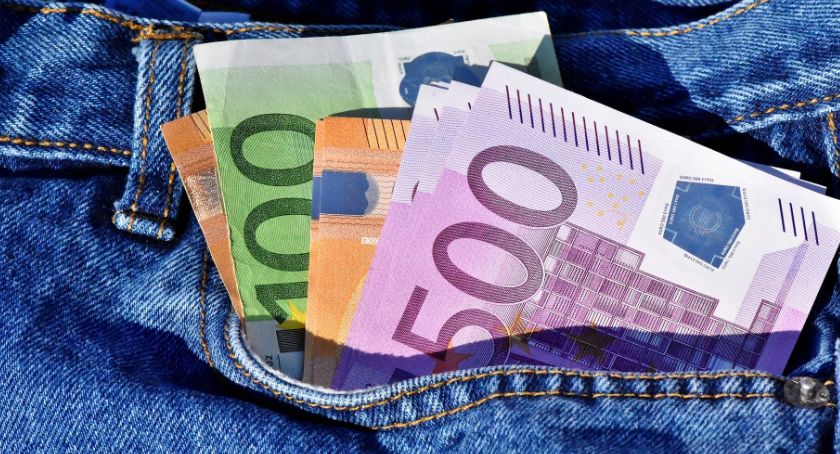 Przewozisz gotówkę przez granicę? Musisz powiadomić o tym służby
