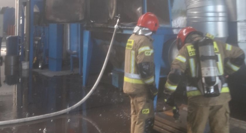 Pożar w hali produkcyjnej. Zapaliła się jedna z maszyn [FOTO]