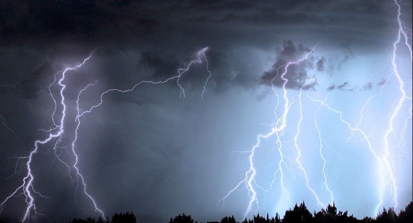 Burze mogą przejść przez powiat. IMGW ostrzega