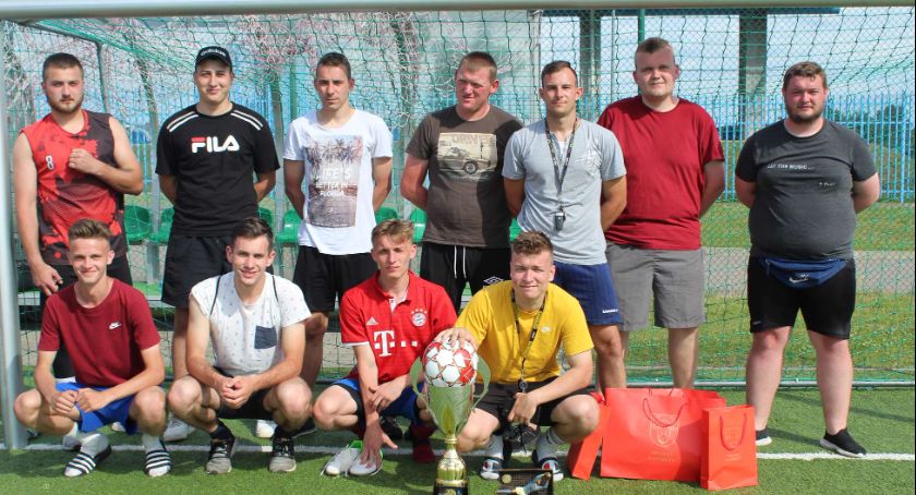Koledzy Team z Jabłonki Kościelnej z pucharem! [FOTO]