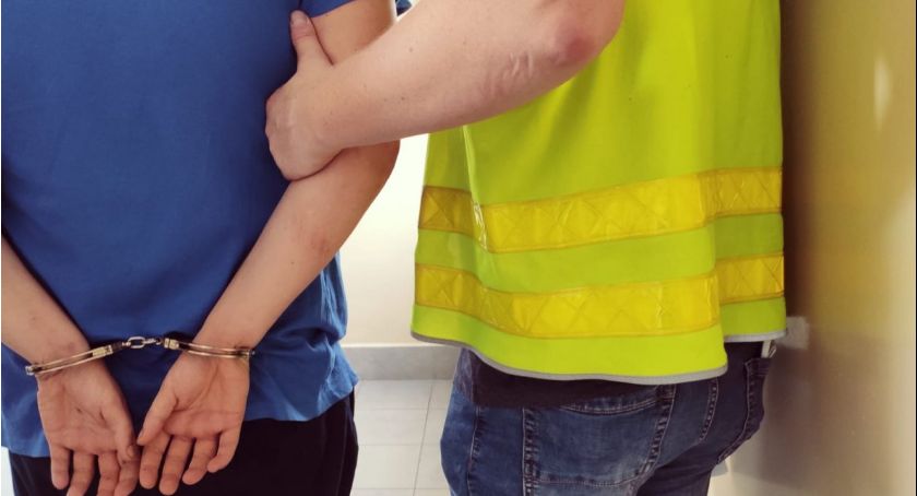 Nerwowy autostopowicz uszkodził mercedesa
