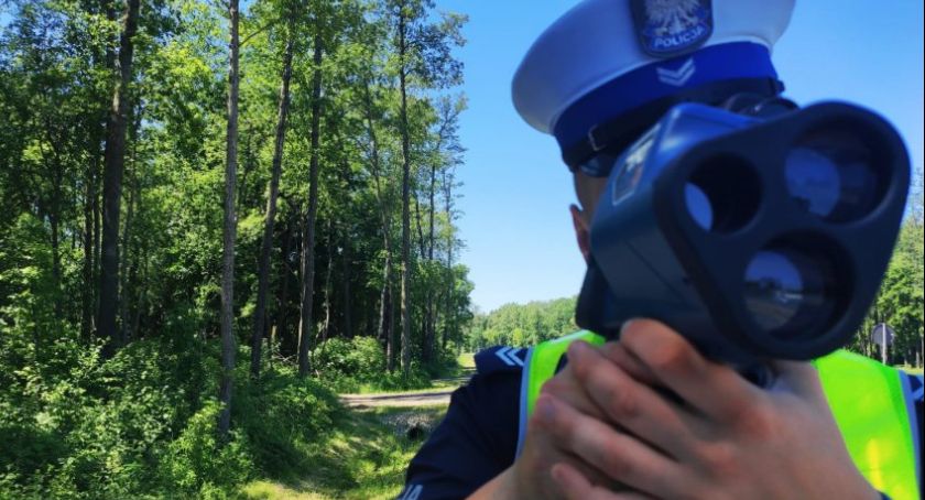 Policjanci prowadzą kaskadowe pomiary prędkości