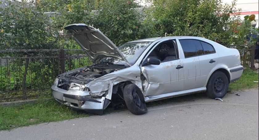 Czołówka dwóch osobówek. Jeden z kierowców nietrzeźwy [foto]