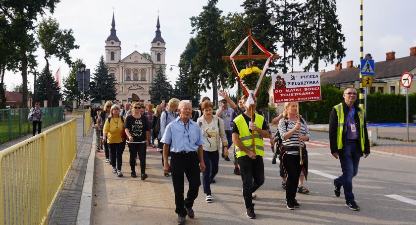Pielgrzymi odpoczywali w Wysokiem Mazowieckiem. Jutro dotrą do Hodyszewa [FOTO]