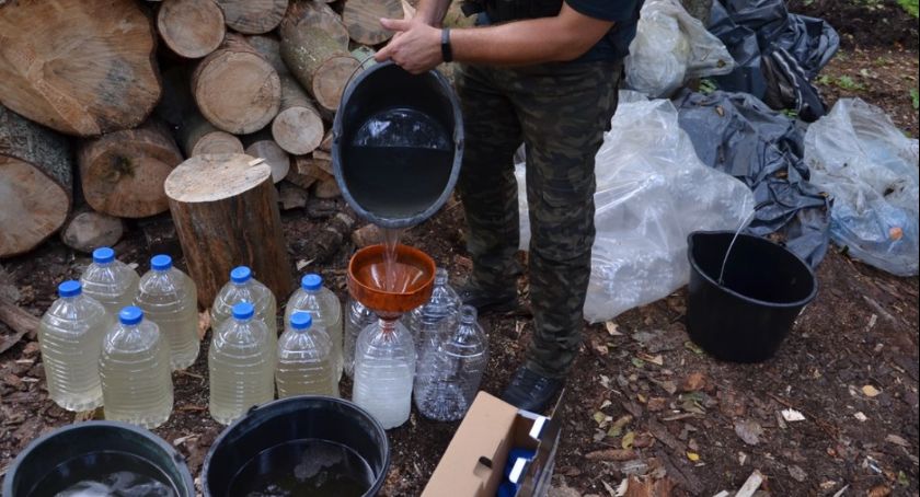 Funkcjonariusze KAS zlikwidowali leśną bimbrownię [foto+video]
