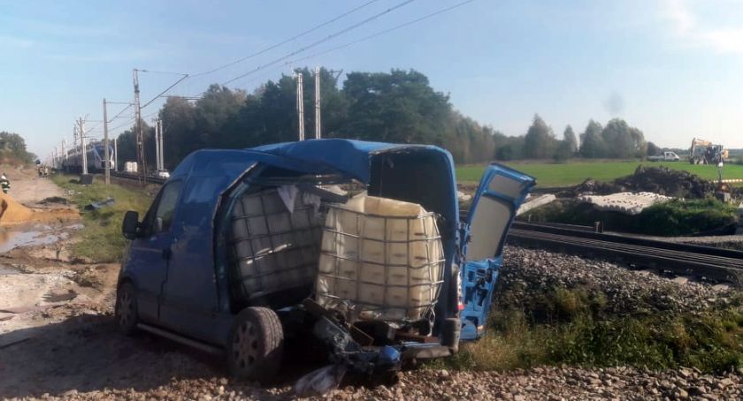 Bus wjechał pod pociąg na niestrzeżonym przejeździe kolejowym [FOTO]