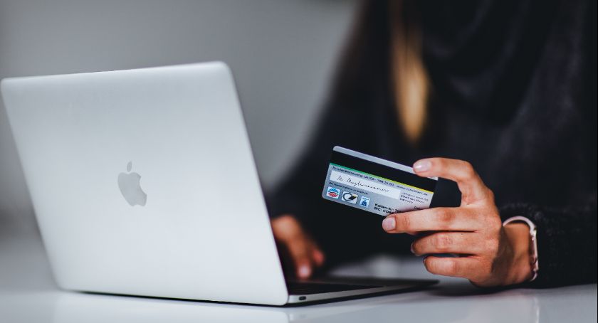 Kolejna mieszkanka powiatu okradziona przez internetowych oszustów