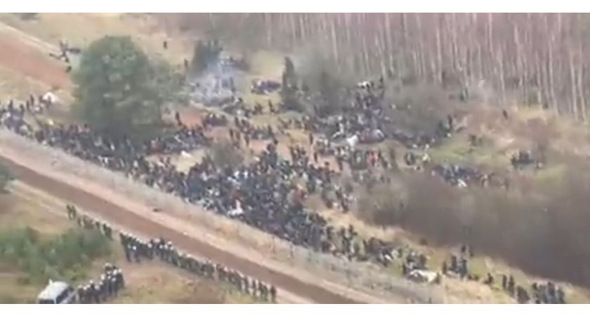 Tłum migrantów zmierza w stronę Polski. Rząd zwołuje sztab kryzysowy [video+aktualizacja]