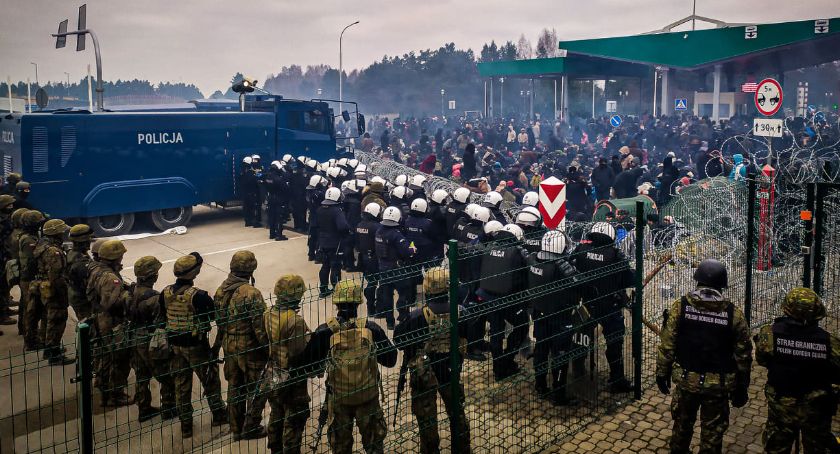 Strzały, grupowanie migrantów przy granicy, zagraniczni dziennikarze na terenie stanu wyjątkowego … [foto+video]