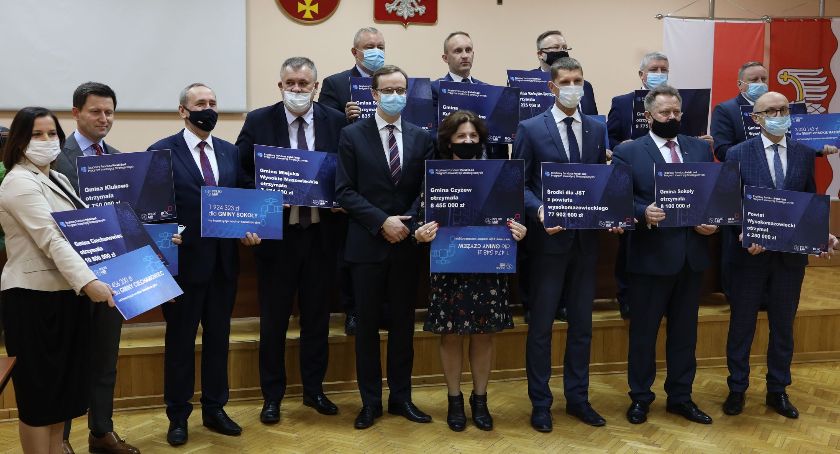 Samorządy powiatu wysokomazowieckiego odebrały czeki z programu Polski Ład [FOTO+VIDEO]