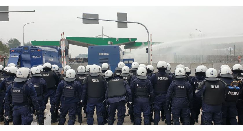 Spięcia na granicy. W ruch poszły kamienie i armatka wodna [foto+video]