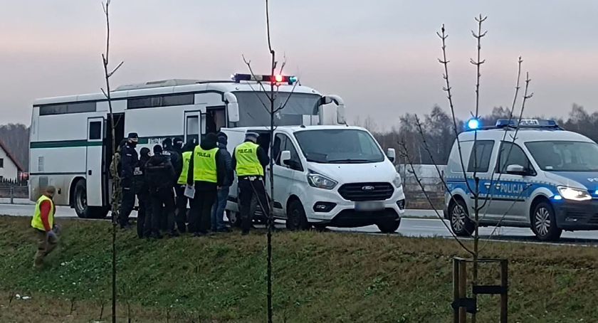 16 migrantów w busie bez … kierowcy [foto]