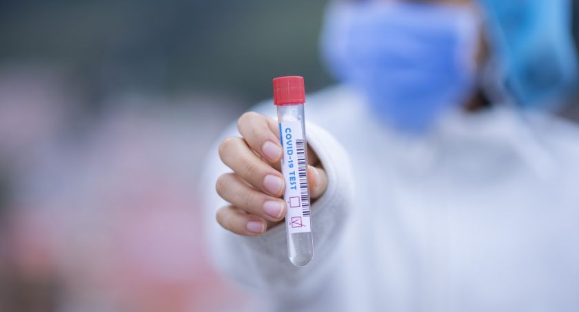 Znów ponad 28 tys. nowych zakażeń i rekord zgonów w tej fali