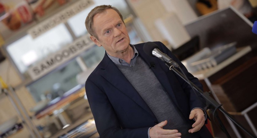 Tusk rozmawiał z Kaczyńskim w Zambrowie. Mediom tłumaczył odwołaną wizytę w Sokołach [FOTO+VIDEO]