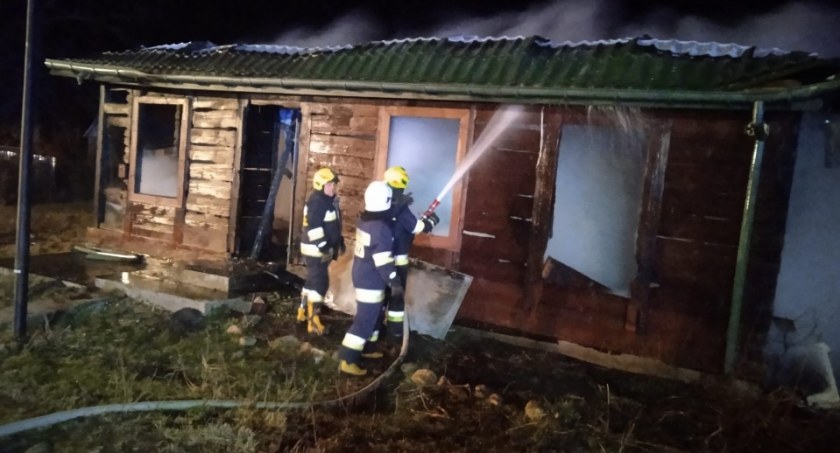 Gm. Sokoły: Pożar dwóch drewnianych budynków [foto]
