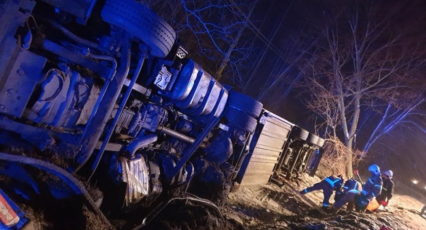 Samochód ciężarowy w rowie na trasie Czyżew - Zambrów [foto]