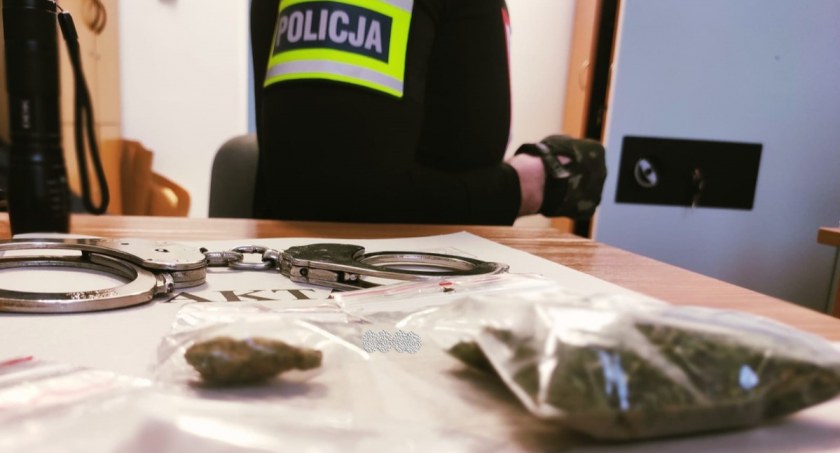 Kolejny mieszkaniec powiatu wpadł z narkotykami