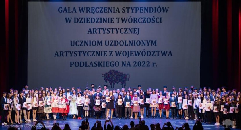 Uczniowie z powiatu wysokomazowieckiego wyróżnieni stypendiami marszałka