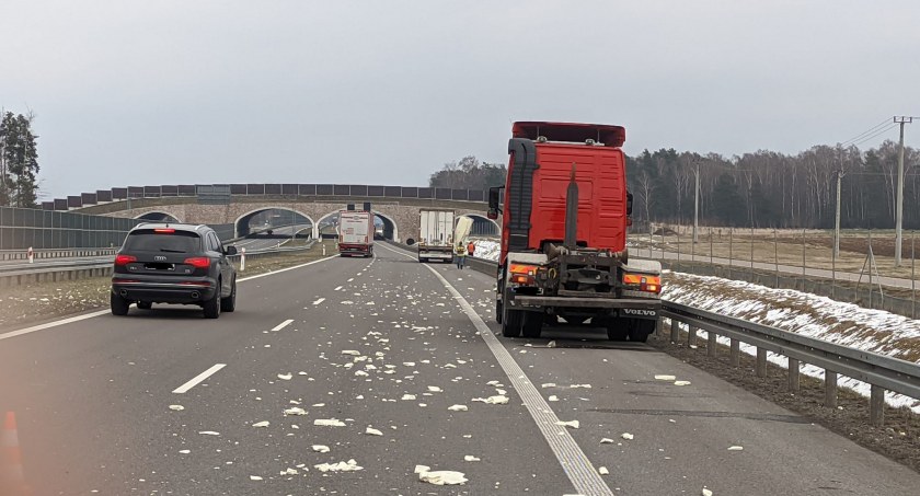 Kolizja dwóch ciężarówek w gminie Kobylin-Borzymy [foto]