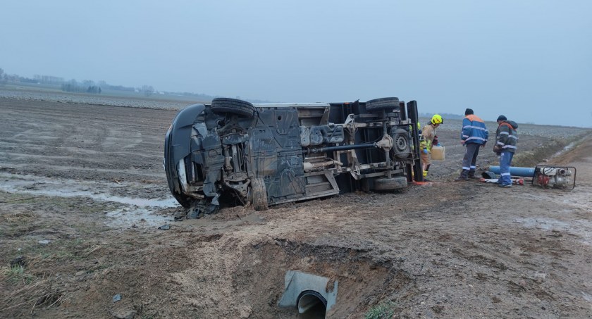 Czyżew: Bus w rowie, w aucie trzy osoby [foto]