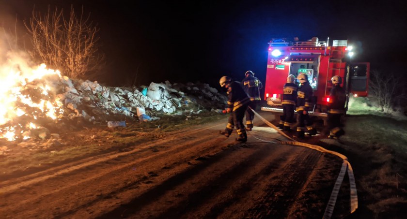 Pożar dzikiego wysypiska śmieci [foto]