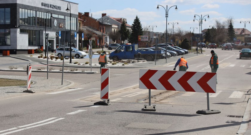 Ruszyły prace na ul. Żwirki i Wigury oraz Rynek Piłsudskiego. Przebudowują przejścia dla pieszych [FOTO]