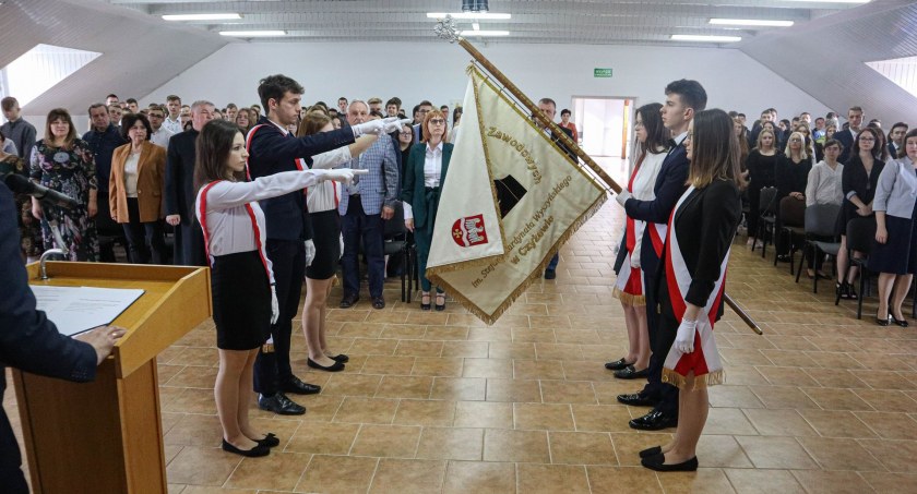 Absolwenci z Zespołu Szkół Ogólnokształcących i Zawodowych w Czyżewie zakończyli swoją wieloletnią edukację [FOTO]