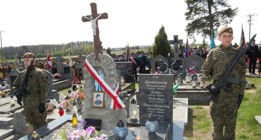 77. rocznica Bitwy pod Dąbrową-Moczydłami i 75. Rocznica śmierci chor. Feliksa Łuniewskiego ps. ŻBIK [foto]