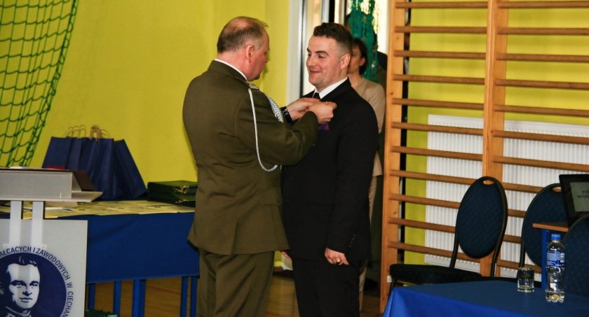 Medal ministra MON dla dyrektora ZSOiZ w Ciechanowcu