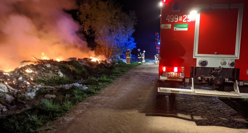 Nocny pożar dzikiego wysypiska śmieci [foto]