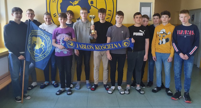 Uczniowie SP w Jabłoni Kościelnej mistrzami województwa [foto]