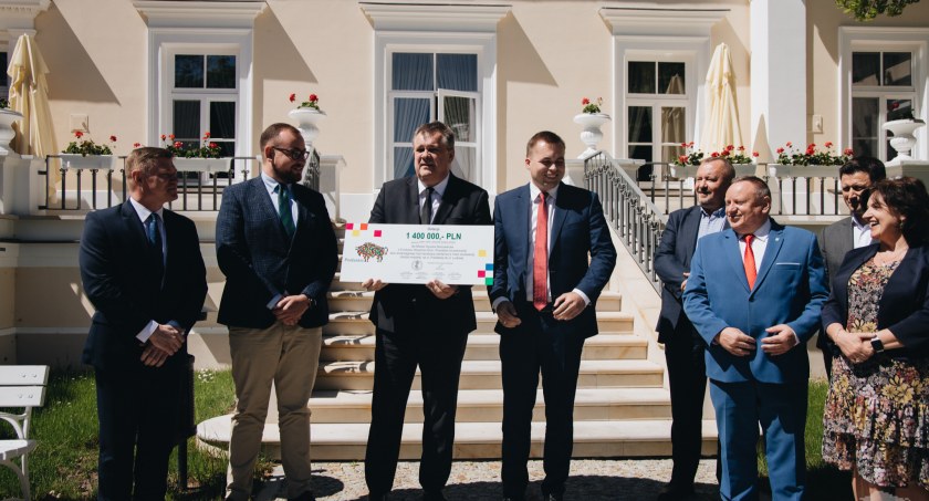 Samorządowcy odebrali czeki na środki w ramach Funduszu Wsparcia Gmin i Powiatów [foto]