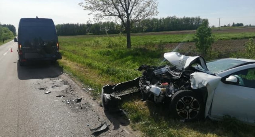 Zderzenie osobówki z busem na drodze wojewódzkiej do Białegostoku [foto]
