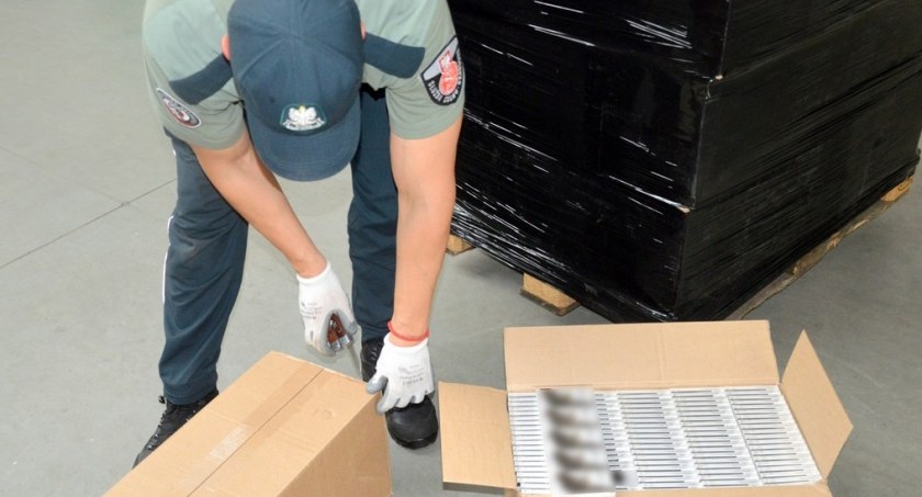 Pół miliona nielegalnych papierosów zamiast wełny [foto+video]