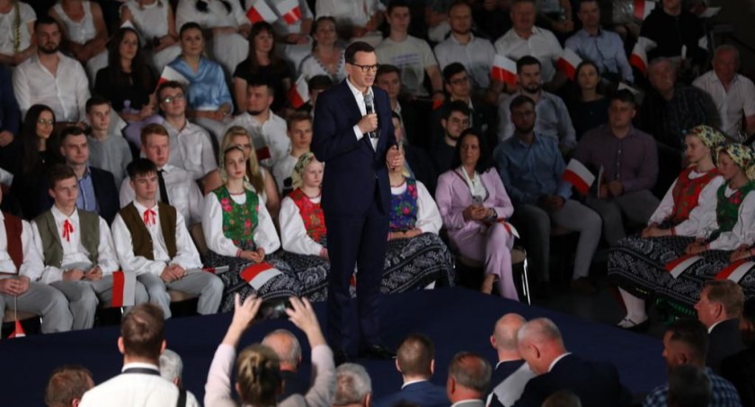 Premier Mateusz Morawiecki z wizytą w woj. podlaskim. Spotkał się z mieszkańcami Rutek [foto]