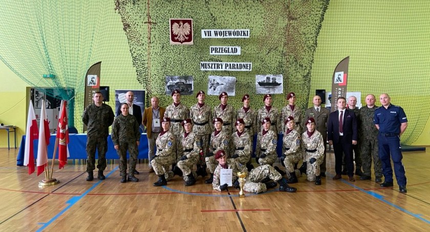 Uczniowie ZSOiZ w Ciechanowcu po raz kolejny mistrzami Musztry Klas Mundurowych [foto]