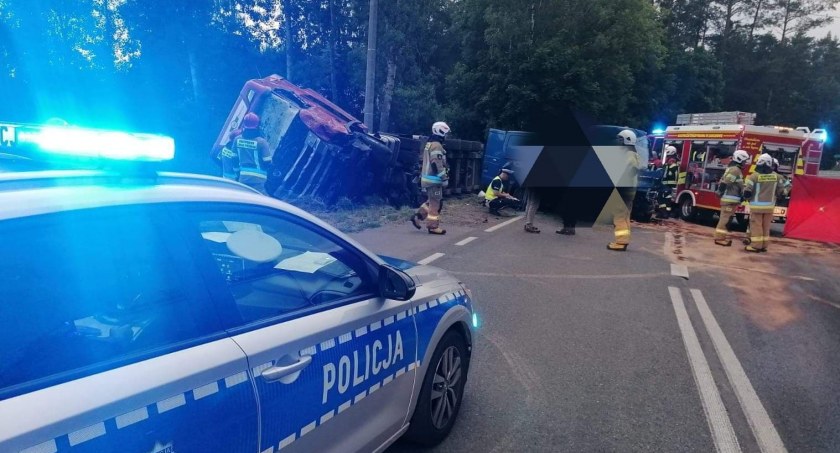 Region: Kierowca zginął po czołowym zderzeniu ciężarówki z busem [foto]